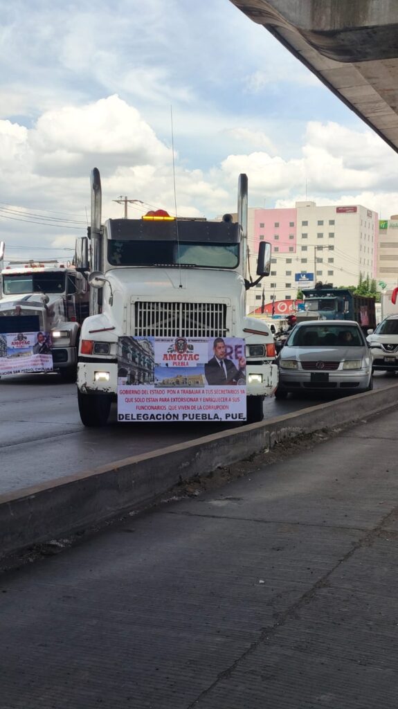 Video: Manifestación y bloqueo de traileros en la carretera México-Puebla