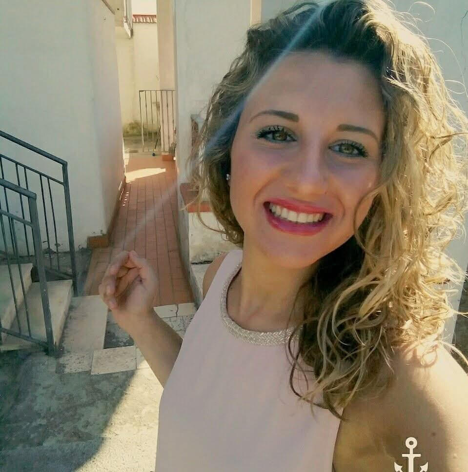 Poemas y biografía de la poeta y traductora italiana Anna Ferriero