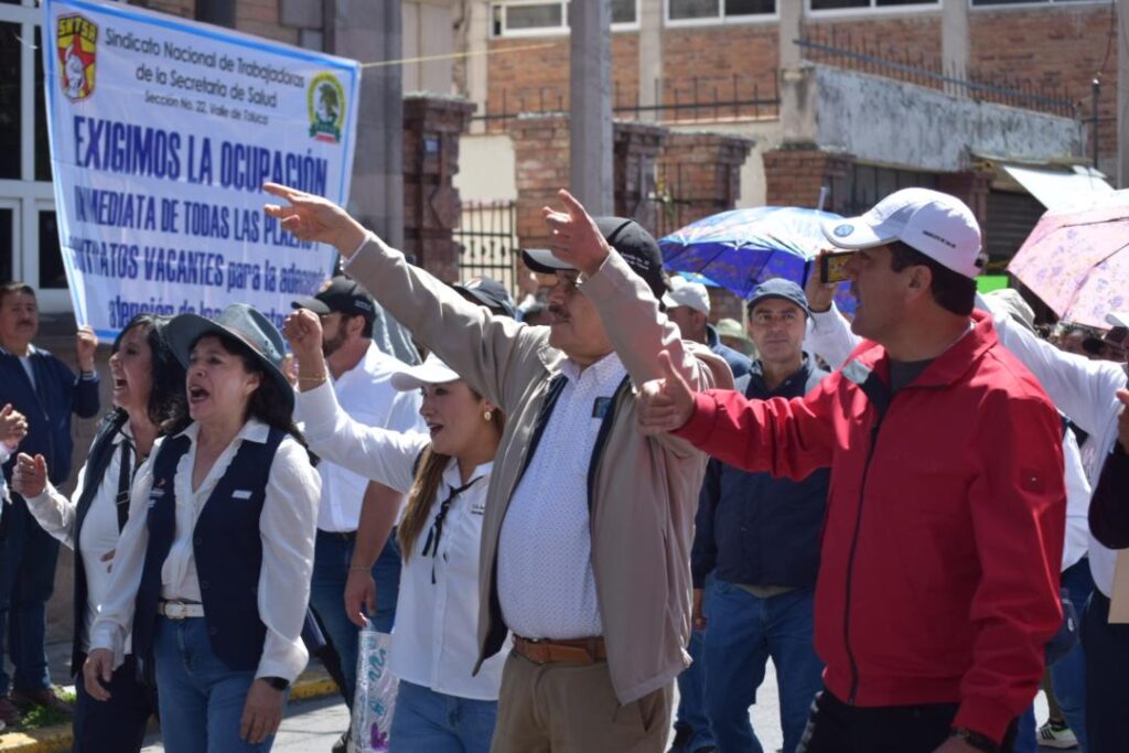 Trabajadores de salud marchan en Toluca, exigen insumos y pagos