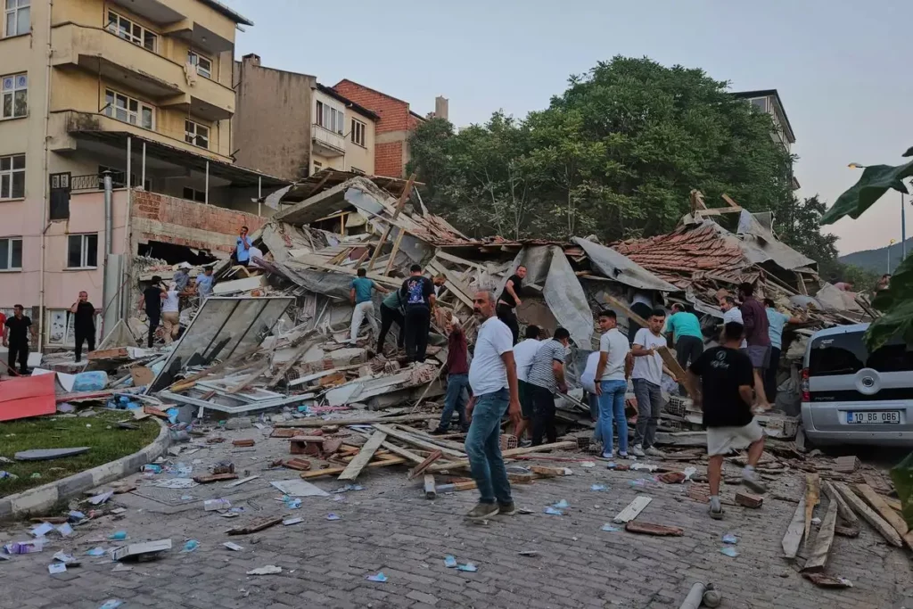 Sismo de 6.1 derriba al menos 10 edificios en Turquía. Hay una persona fallecida