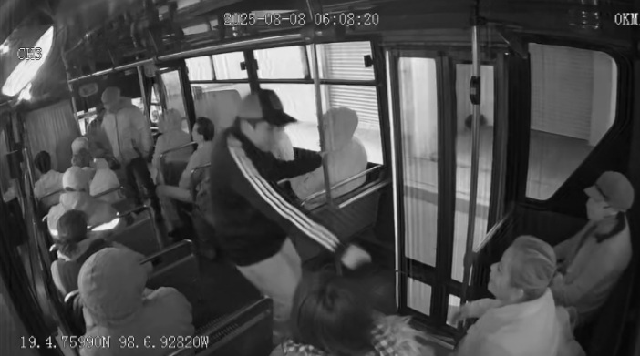 Video: Imparable ola de asaltos en Puebla capital: Atacan transporte público y despojan a ciudadano de su camioneta en Bosques de San Sebastián