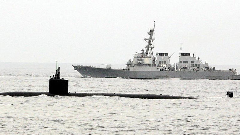 EE.UU. suma un crucero de misiles y un submarino nuclear a su despliegue frente a Venezuela