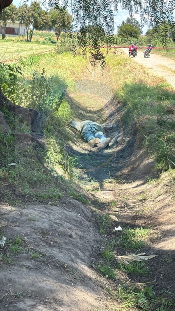 Encuentran cadáver baleado en canaleta de riego en Tecamachalco