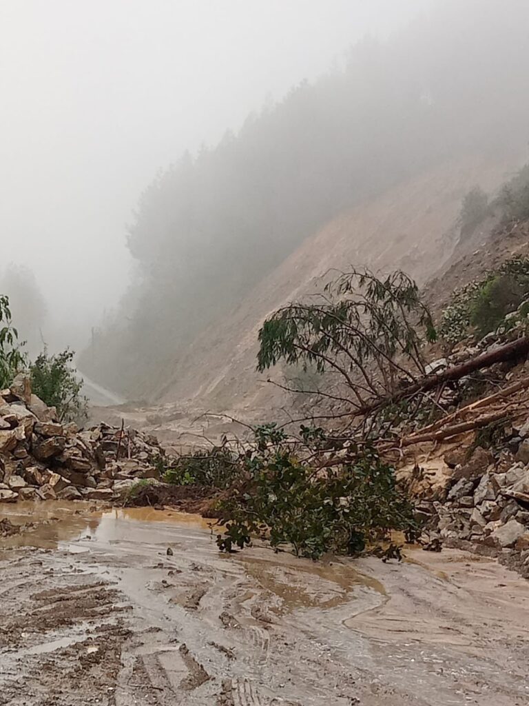 Reportan deslizamiento de rocas en Ajalpan 