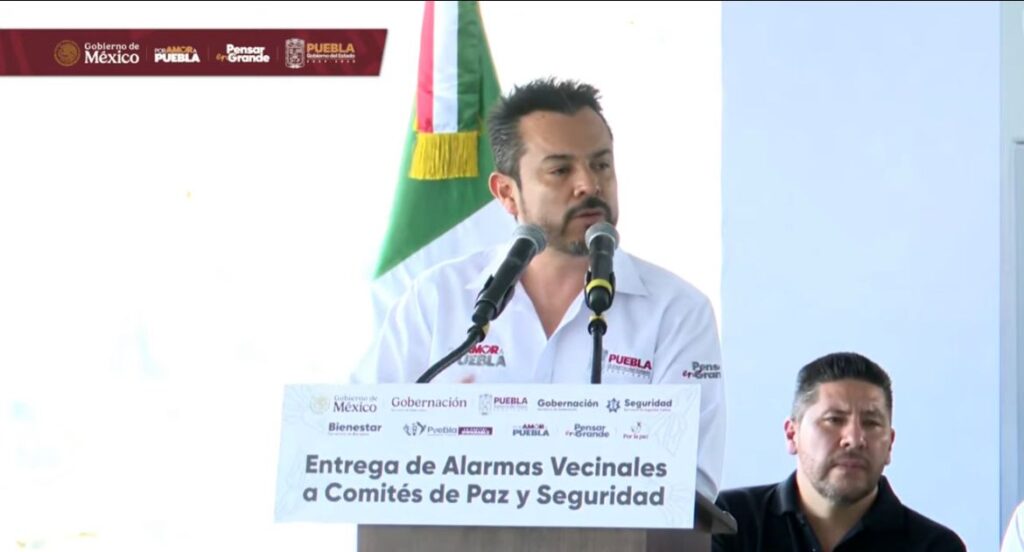 Entrega Choco Parra alarmas vecinales en San Jerónimo Caleras