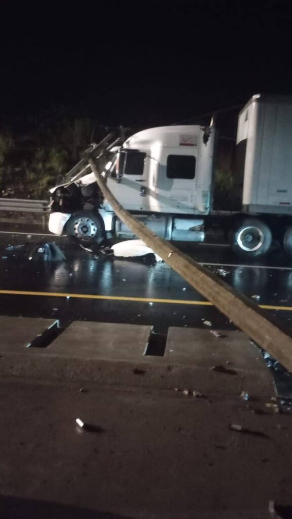 Cierran autopista México-Tuxpan por accidente de pipa