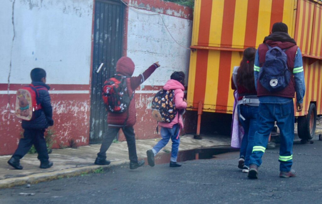 Nervios, ilusión y mochilas nuevas, así arrancó el ciclo escolar en EdoMéx