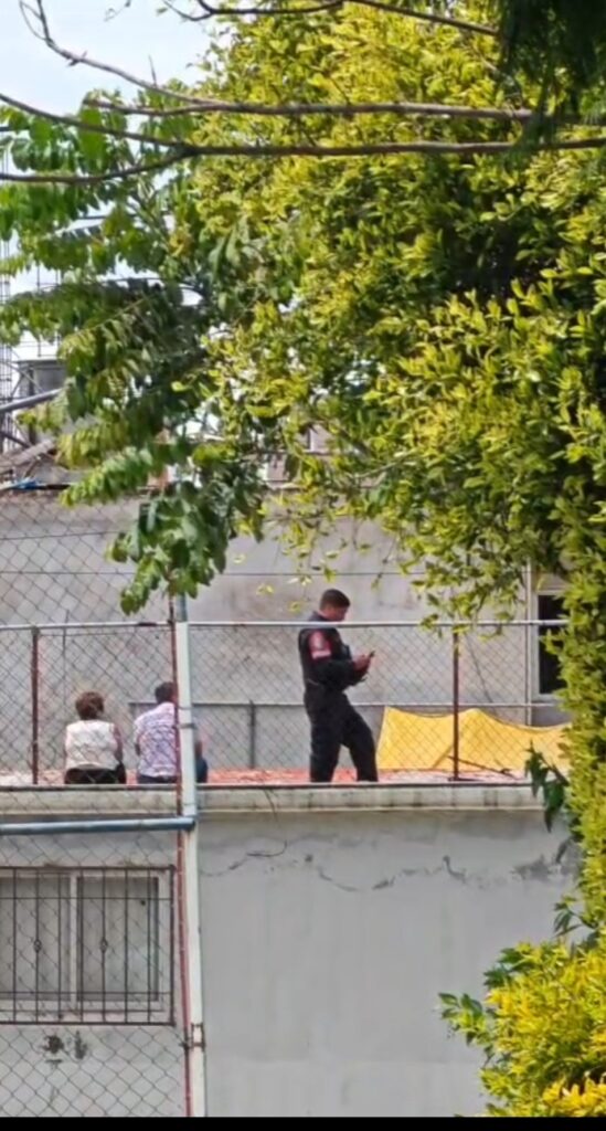 Fotonota: Persona falleció en la colonia Volcanes por accidente con una barda