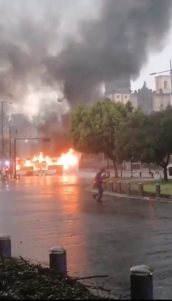 Video: Presuntas normalistas de Teteles quemaron camión de Ruta en el bulevar 5 de Mayo