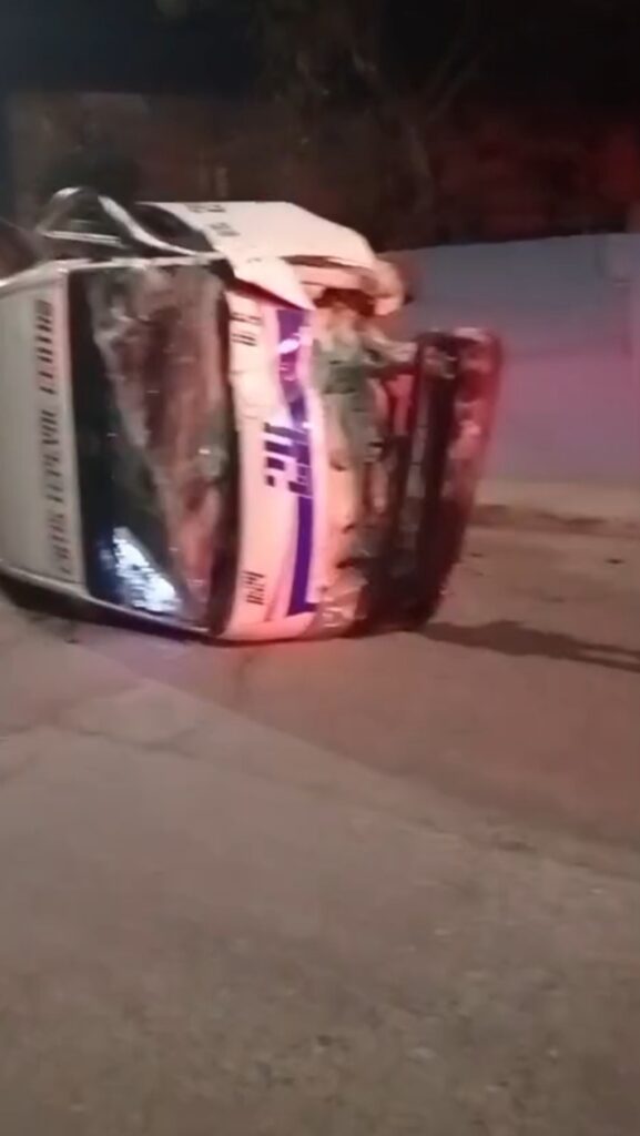 Unidad de transporte público volcó en Tehuacán