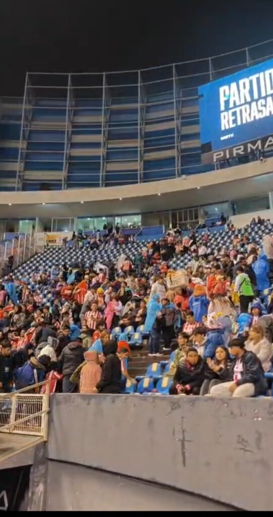 Por mal clima y el estado de la cancha, posponen el Puebla FC VS Chivas