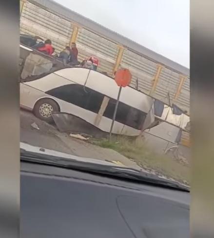 Choque entre tren y autobús deja varios muertos y decenas de heridos en Atlacomulco