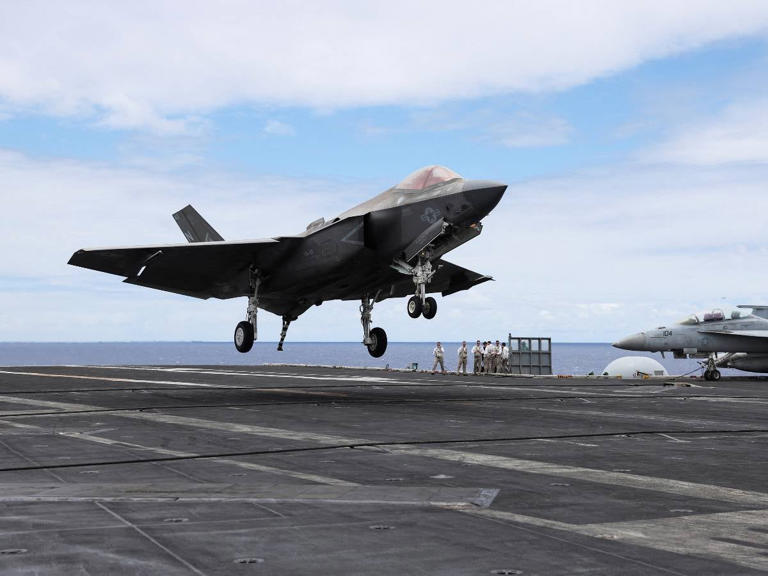 EU suma más presión a Venezuela; despliega 10 aviones de combate en Puerto Rico