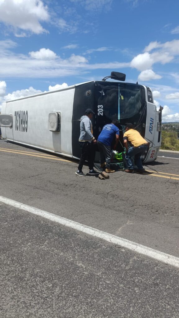 Se vuelca camión de la línea ATAH en la carretera Tlaxco-Tejocotal