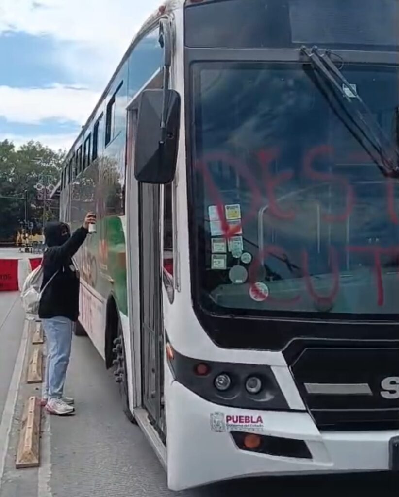 Video: Manifestación de normalistas de Teteles provoca caos en la capital 