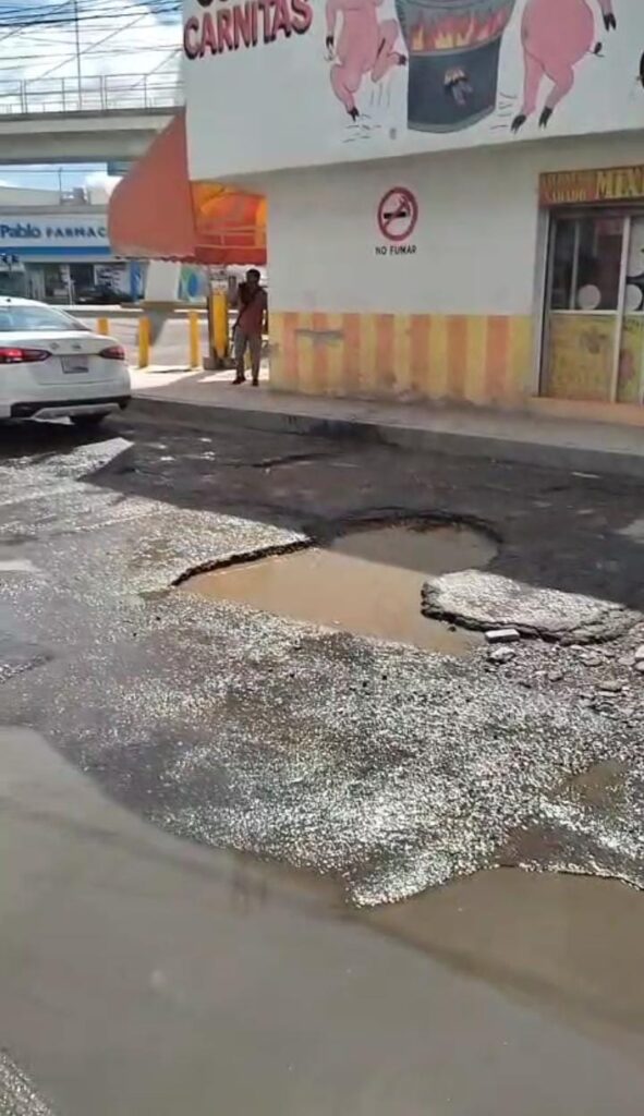 Fotonota: Enormes baches en el Camino Real a San Jerónimo y bulevar Hermanos Serdán