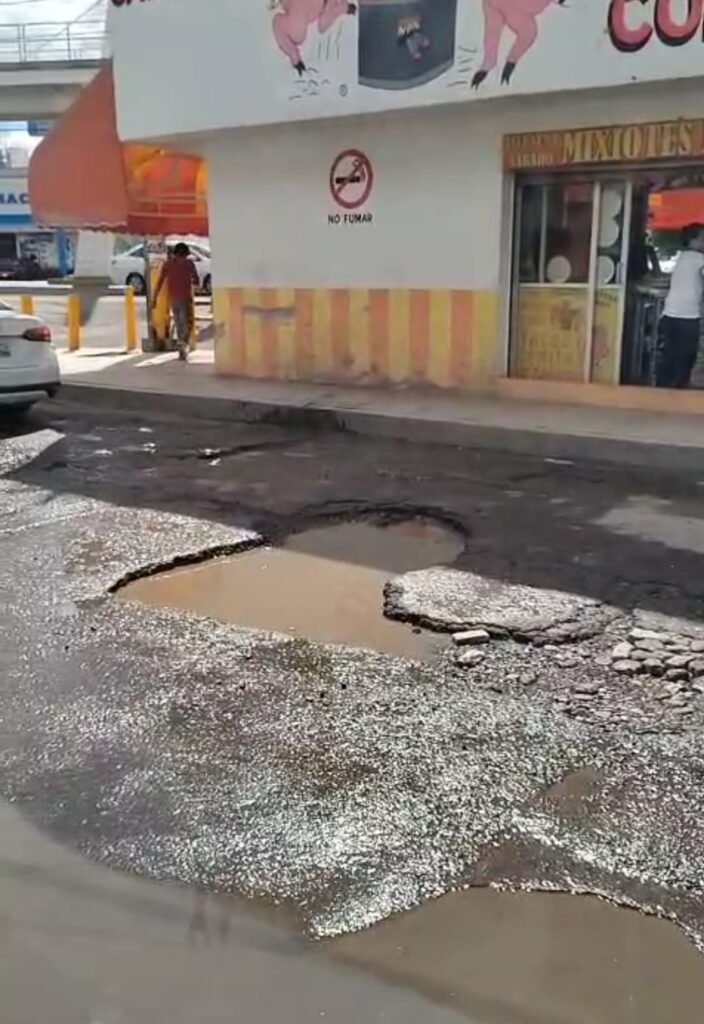 Reportan baches en bulevar Hermanos Serdán y Camino Real a San Jerónimo