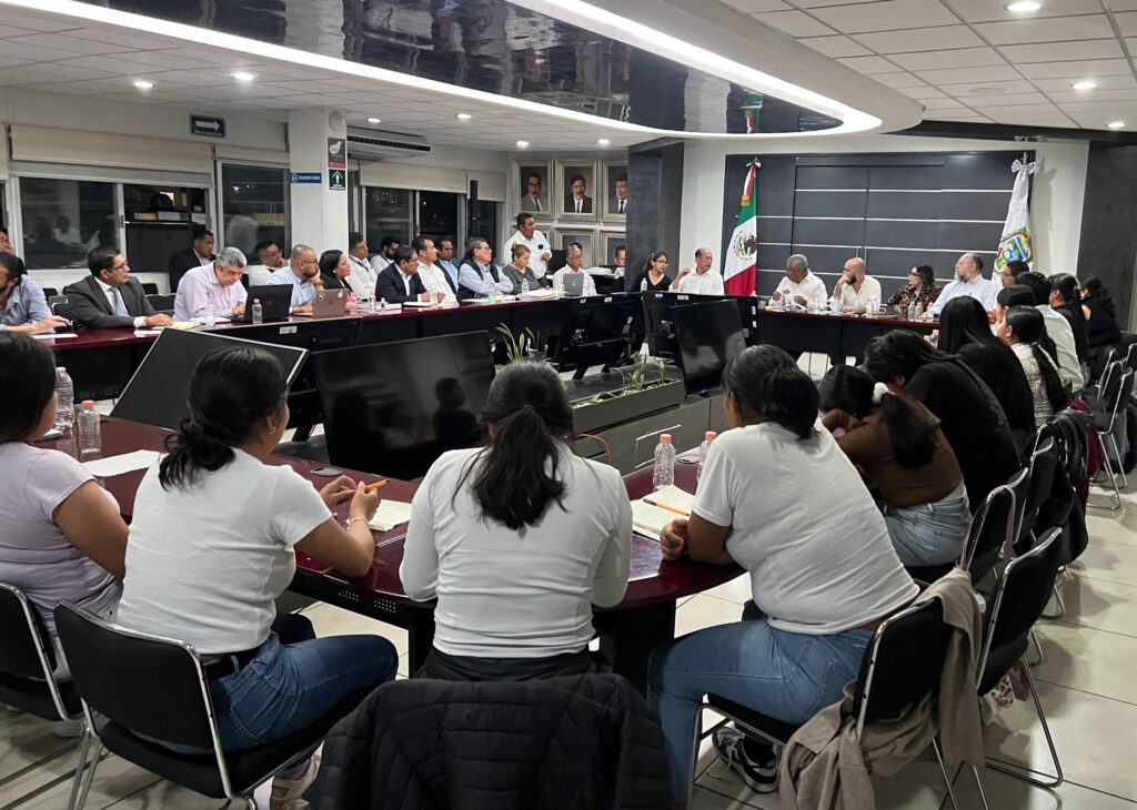 Se reúne el secretario de Gobernación estatal con normalistas de Teteles