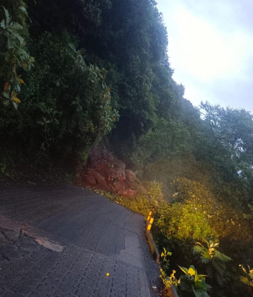 En Huauchinango, deslizamiento bloquea camino a Cuacuila