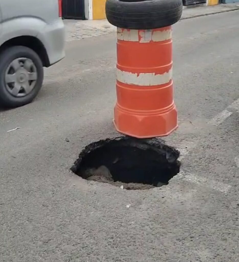 Video: En Analco no solamente echan cadáveres… también dejan socavones 