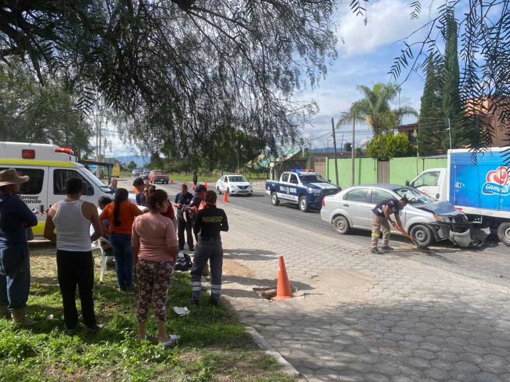 Operador de Gamesa provoca choque por manejar con su celular en la mano