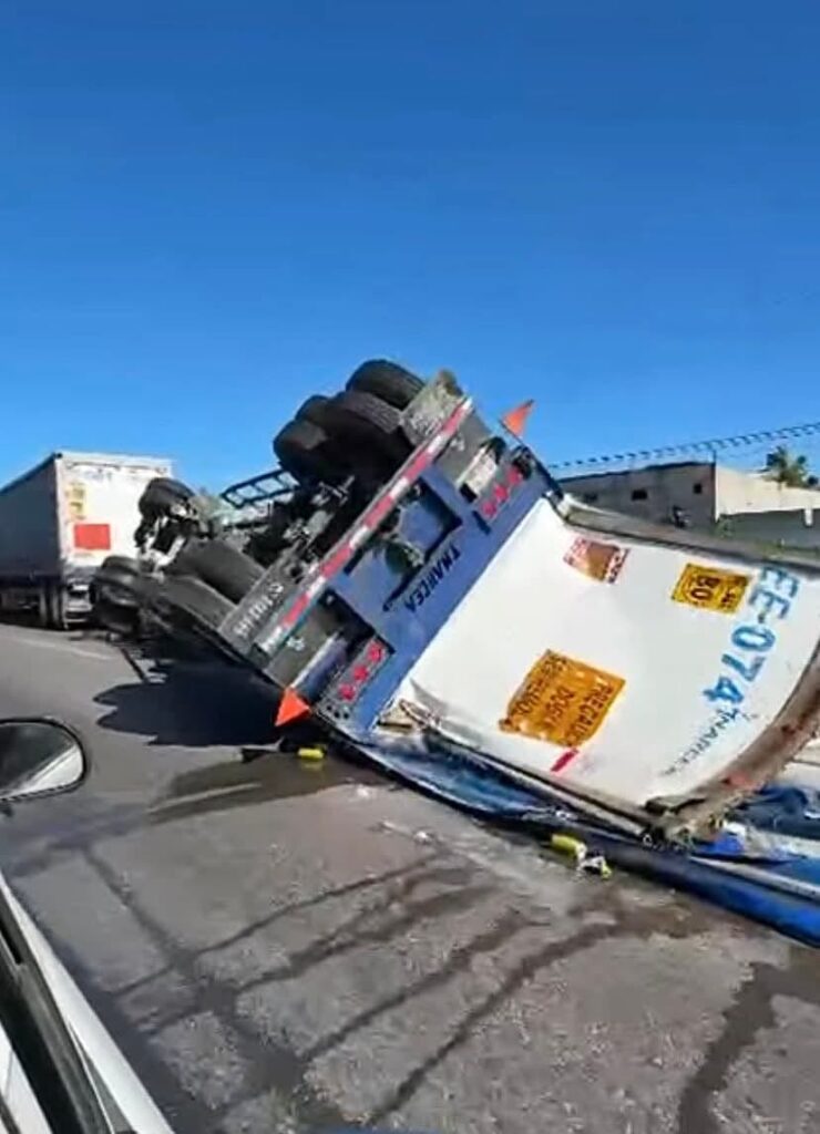 Video: Camión con cervezas se vuelca en la autopista y, solícita, la gente…comete rapiña