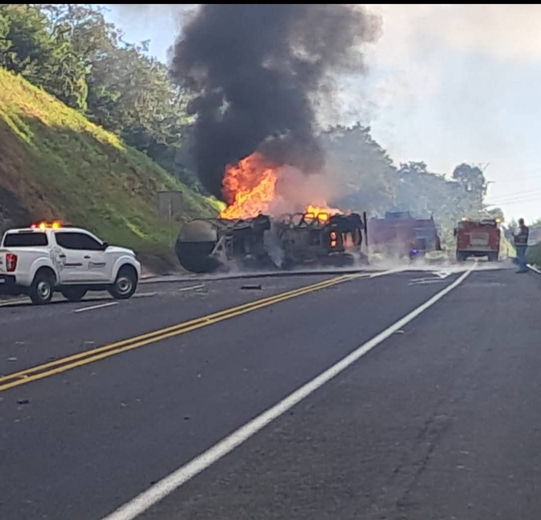 Incendio de pipa provoca cierre de la autopista México Tuxpan - Desde ...