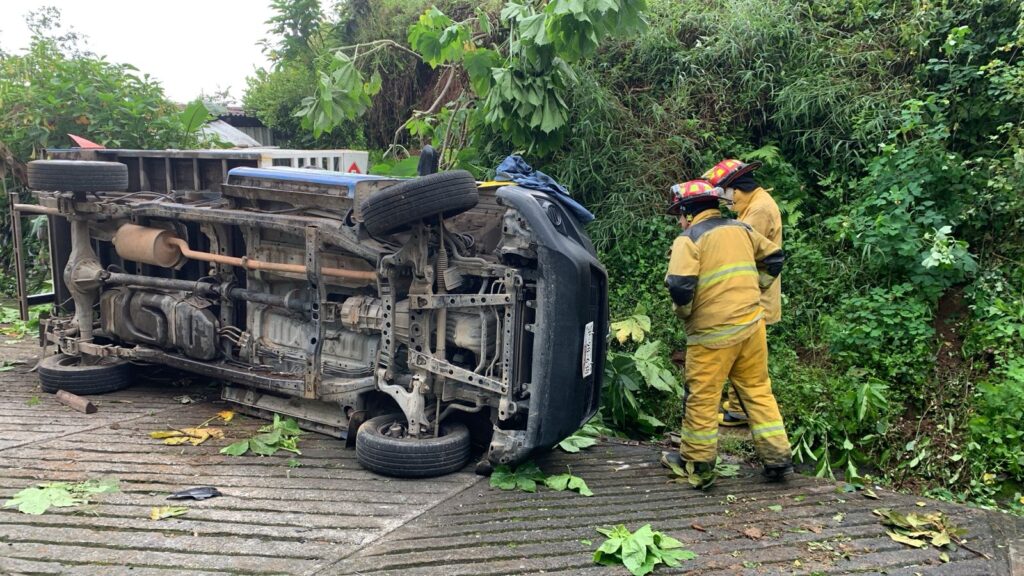 Vuelca camioneta con tanques de gas en Huauchinango