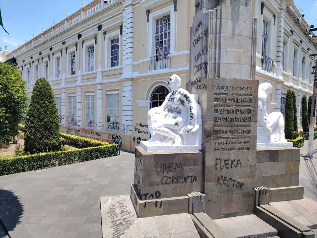 UAEMéx condena violencia digital contra alumna que increpó a Fernández Noroña