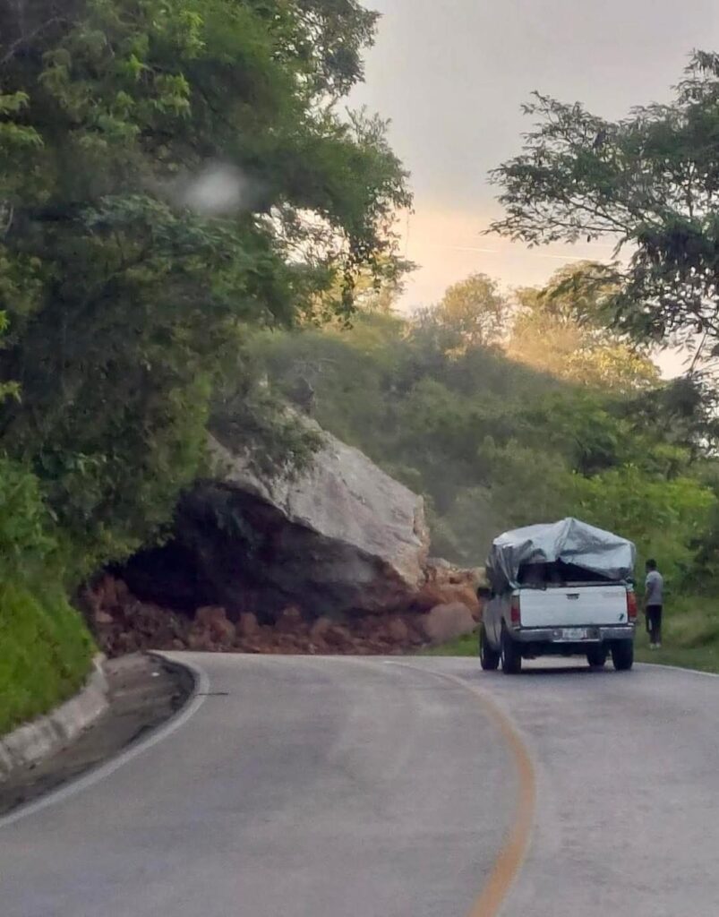 Derrumbe cierra carretera Ixtapan de la Sal-San Alejo, piden extremar precauciones