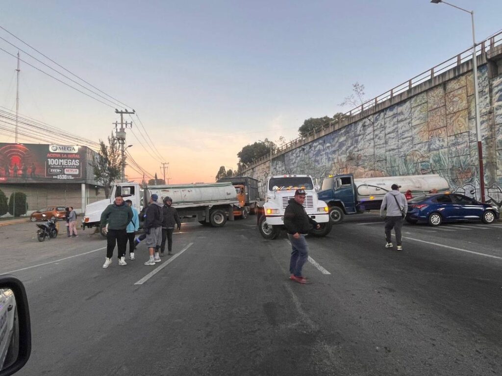 Piperos y vecinos bloquean carreteras en la región oriente