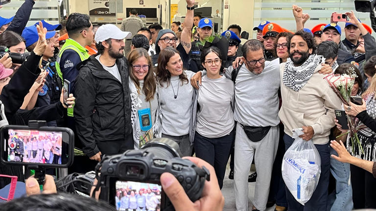 De Israel a México: Aterrizan en el AICM los seis mexicanos de la Flotilla Global Sumud