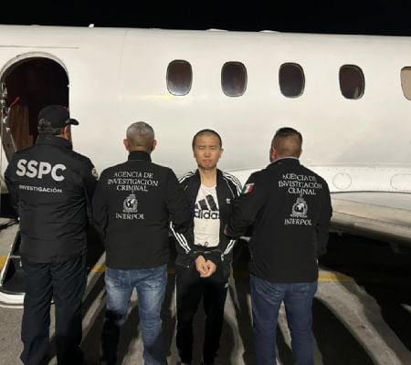 México entrega a EU a presunto narcotraficante chino ligado a cárteles mexicanos y detenido en Cuba