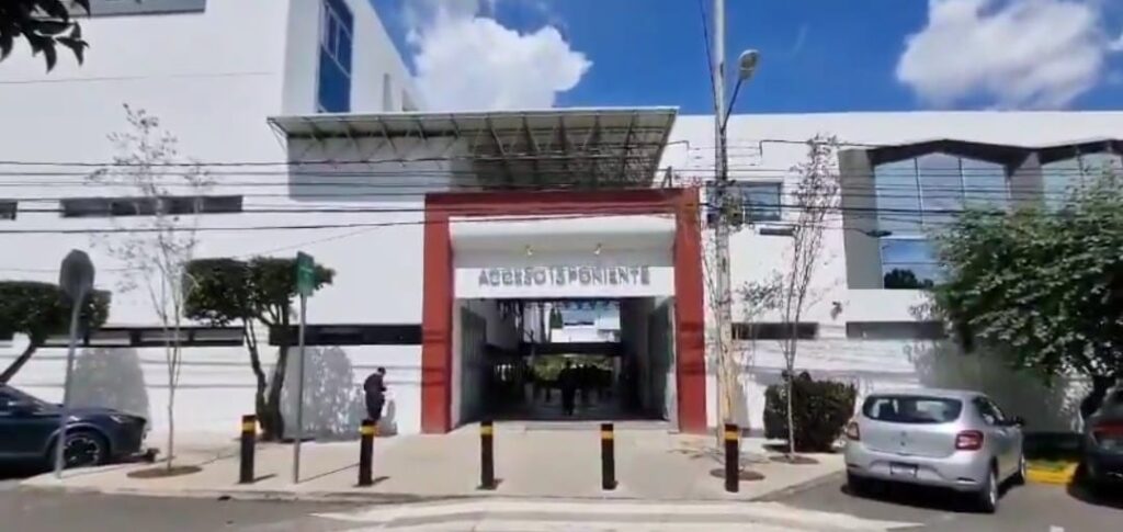 Dejan feto en baño de la Upaep