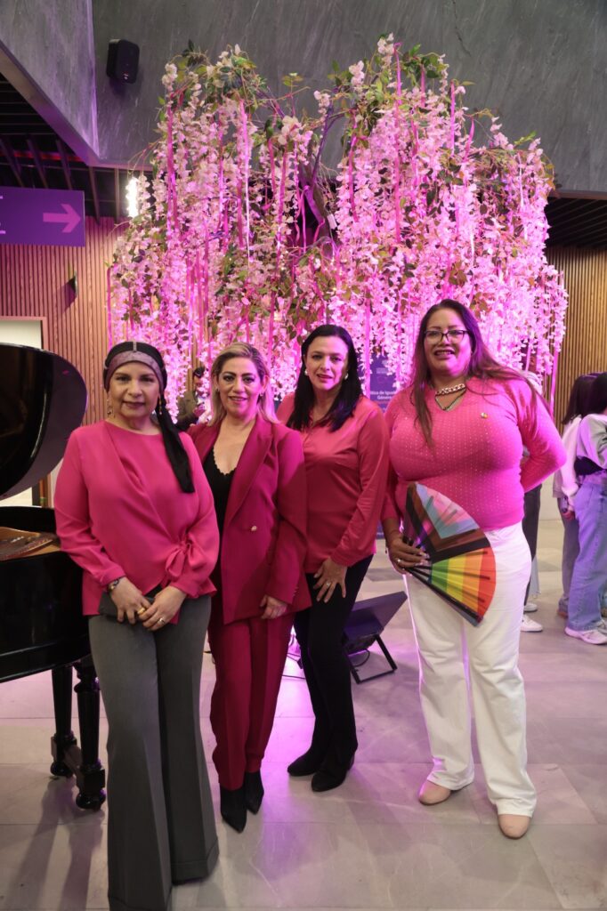 Congreso ilumina árbol de color rosa como símbolo de esperanza y prevención contra el cáncer de mama