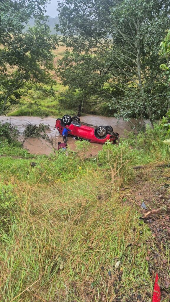En la Sierra Norte, camioneta se salió del camino y terminó en un río