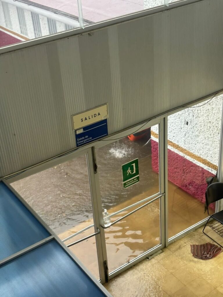 Fotonota: ¡Lluvias amagan con inundar el Issste Huauchinango!