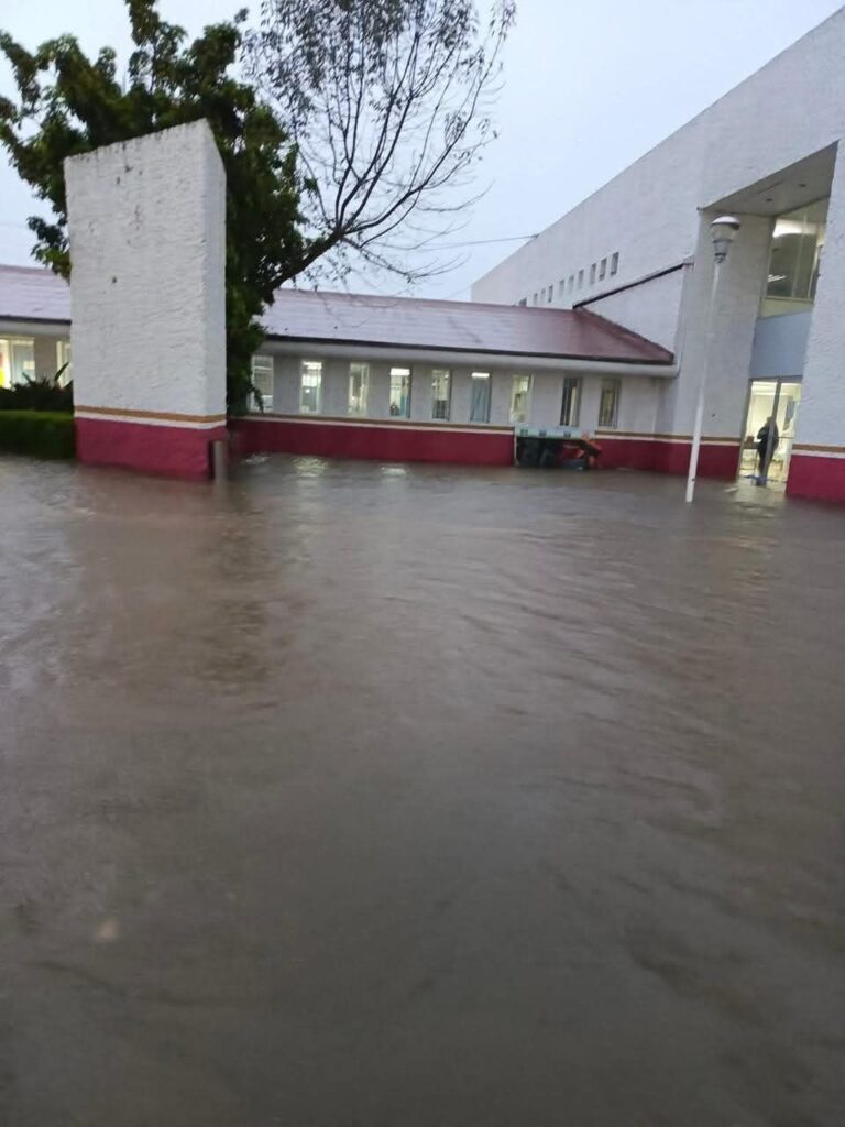 Suspenden servicios en el Issste Huauchinango por inundaciones