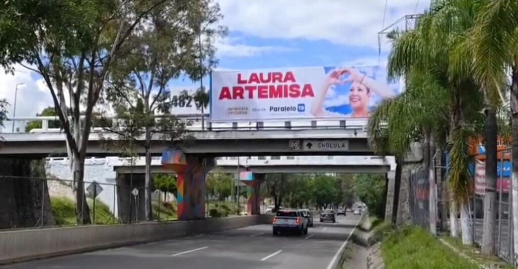 Aparecen espectaculares de Laura Artemisa y Choco Parra en Puebla capital