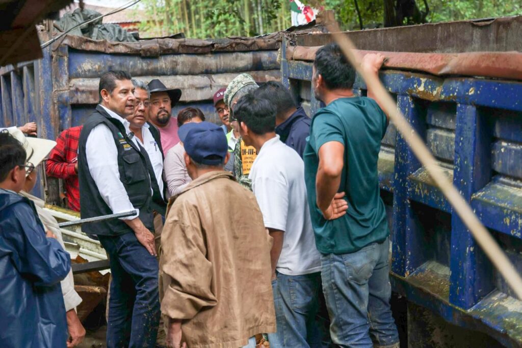 Gobernador Armenta responde de manera inmediata en zonas afectadas por lluvias y supervisa entrega de apoyos