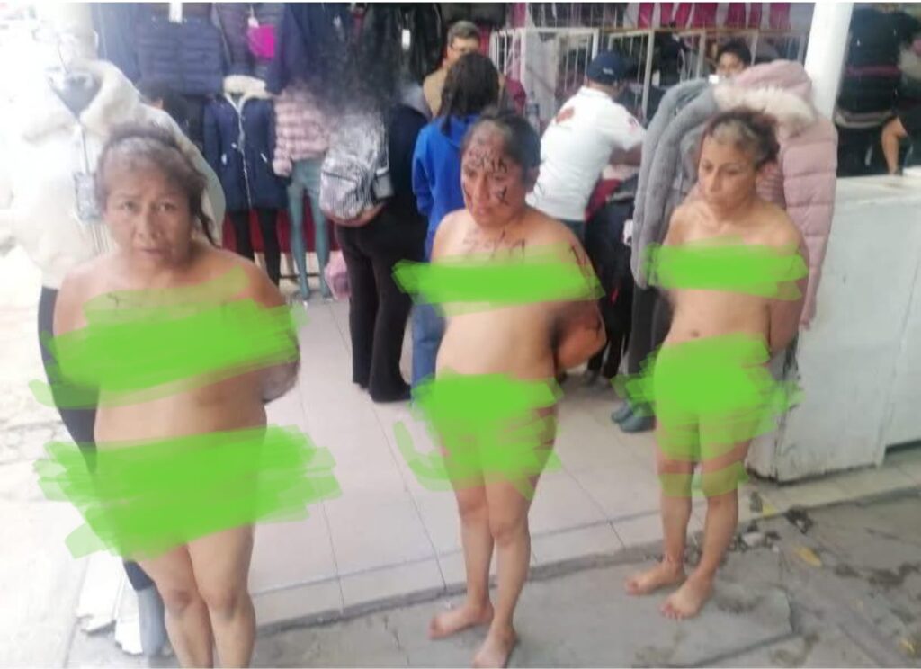 Rapan y desnudan a tres presuntas ladronas en pleno tianguis de Texmelucan