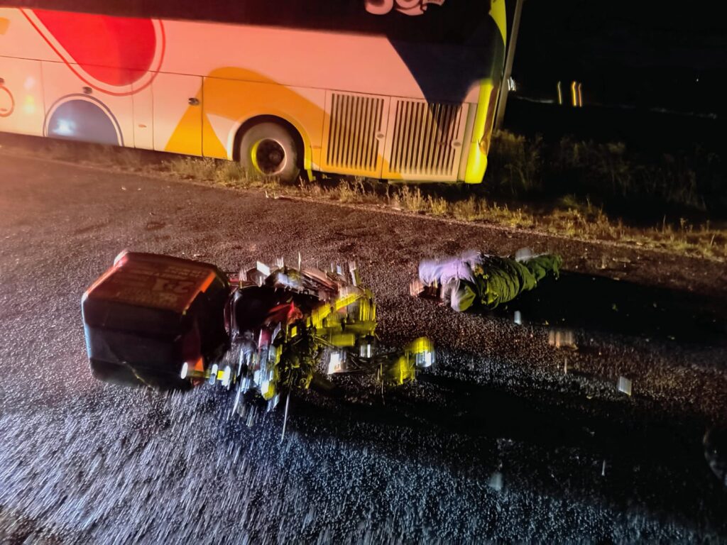 Motociclista muerto tras chocar contra autobús en Libres