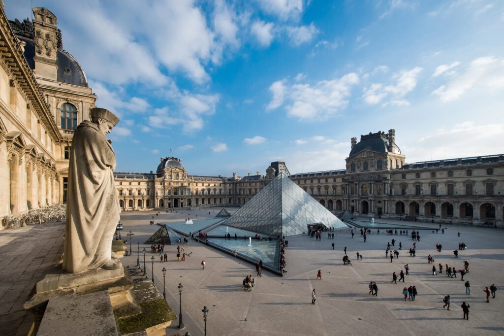 Roban joyas de Napoleón y Josefina en el Museo del Louvre