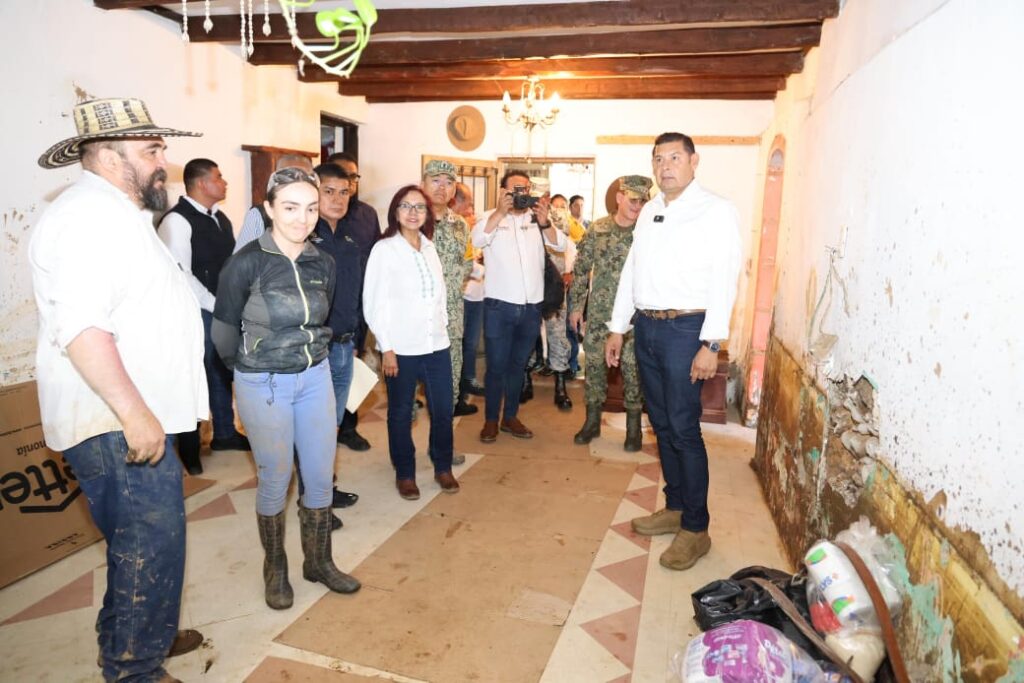 Gobernador Armenta supervisa limpieza y reconstrucción de viviendas en Huauchinango