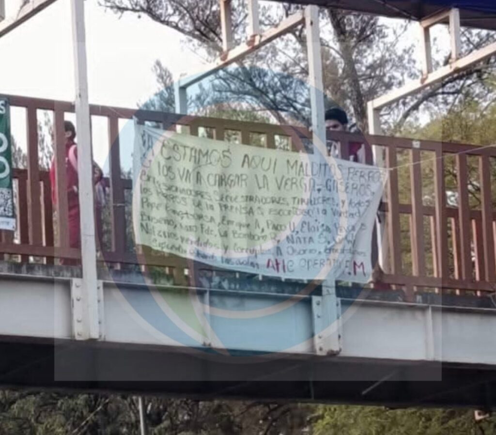 Cuelgan en Tehuacán dos narcomantas amenazantes contra periodistas y presuntos delincuentes 