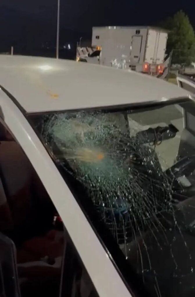 Avientan piedras en parabrisas a vehículos de tianguistas para asaltarlos en el Arco Norte