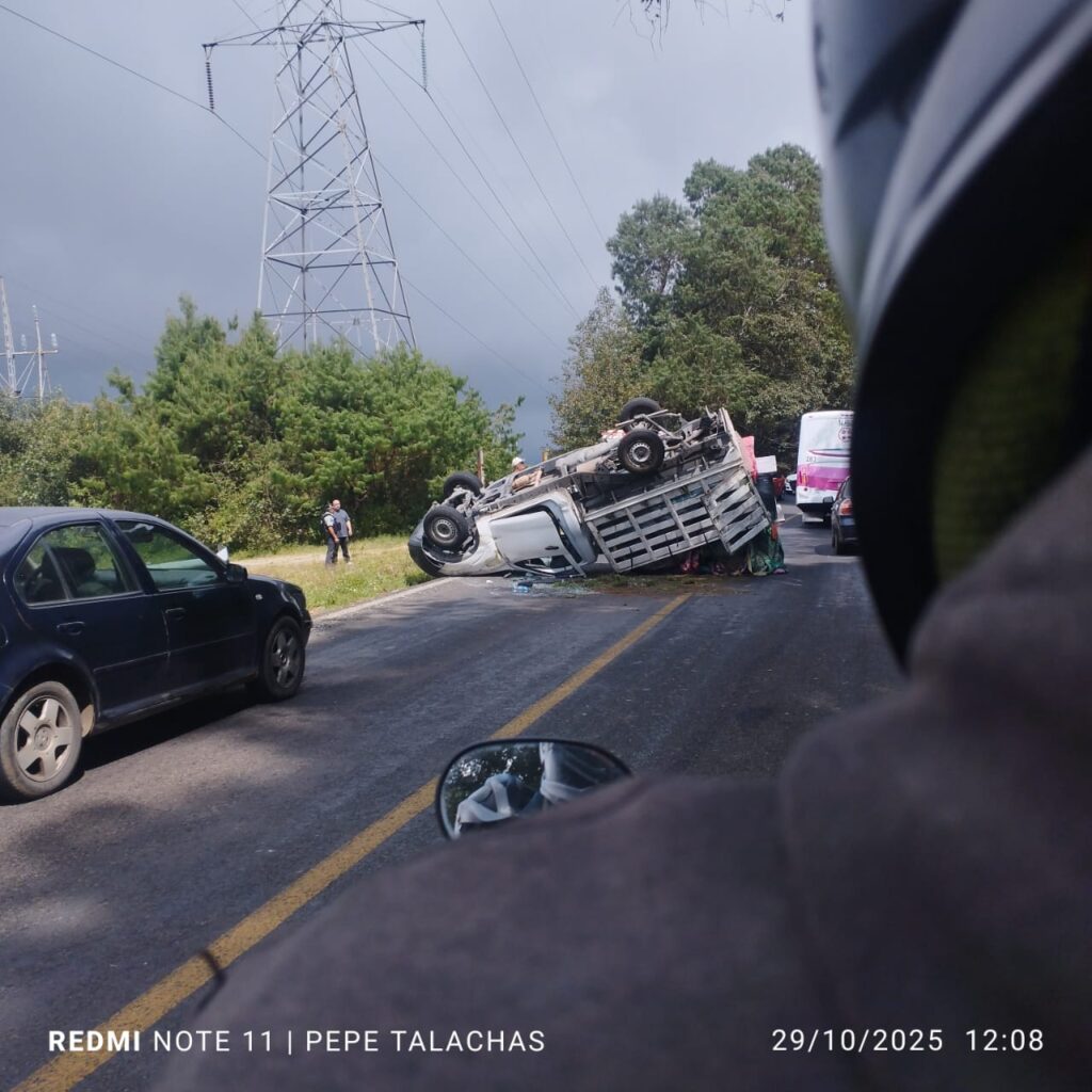 Volcadura en la federal México Tuxpan habría dejado lesionados