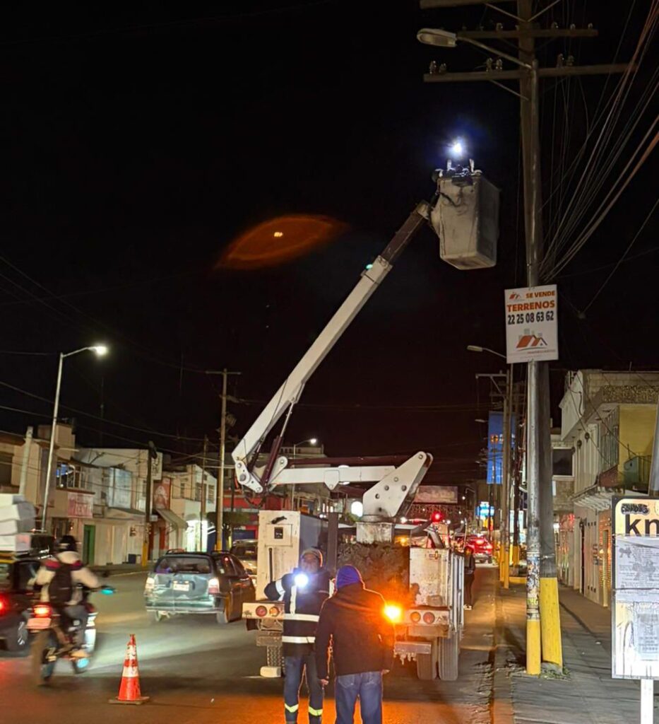 Trabaja ayuntamiento de Amozoc por una carretera mejor iluminada y más segura.
