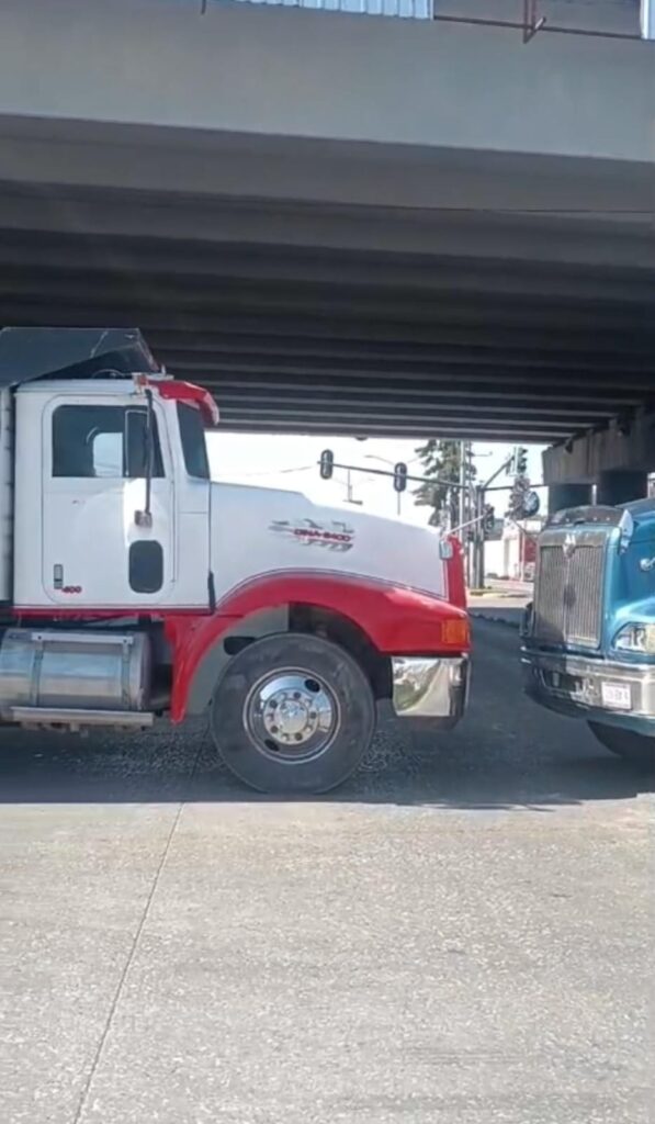 Video: Caos vial en el Periférico Ecológico; transportistas bloquean ambos sentidos