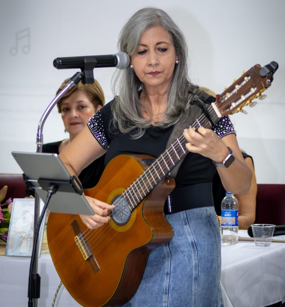 Alba C. Molina: entre acordes, palabras, enseñanza y libros